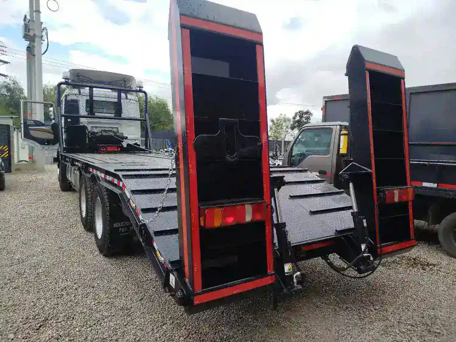 Remolque cama baja transportando maquinaria pesada