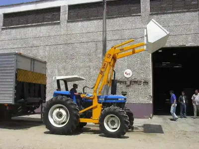 Cargador frontal en establo