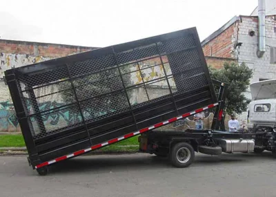 Contenedor siendo cargado con sistema Ampliroll