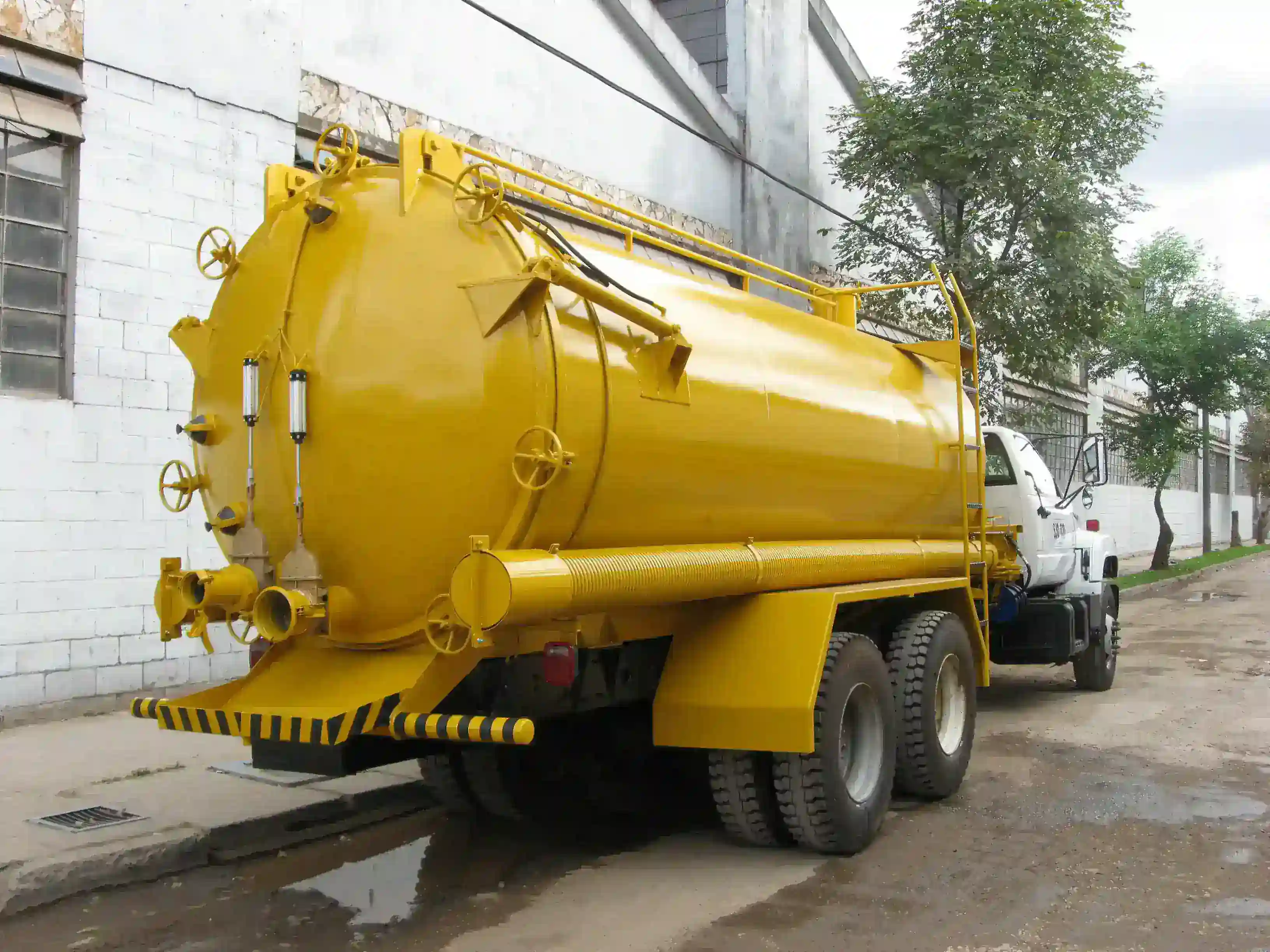 Recolector de hidrocarburos en planta industrial