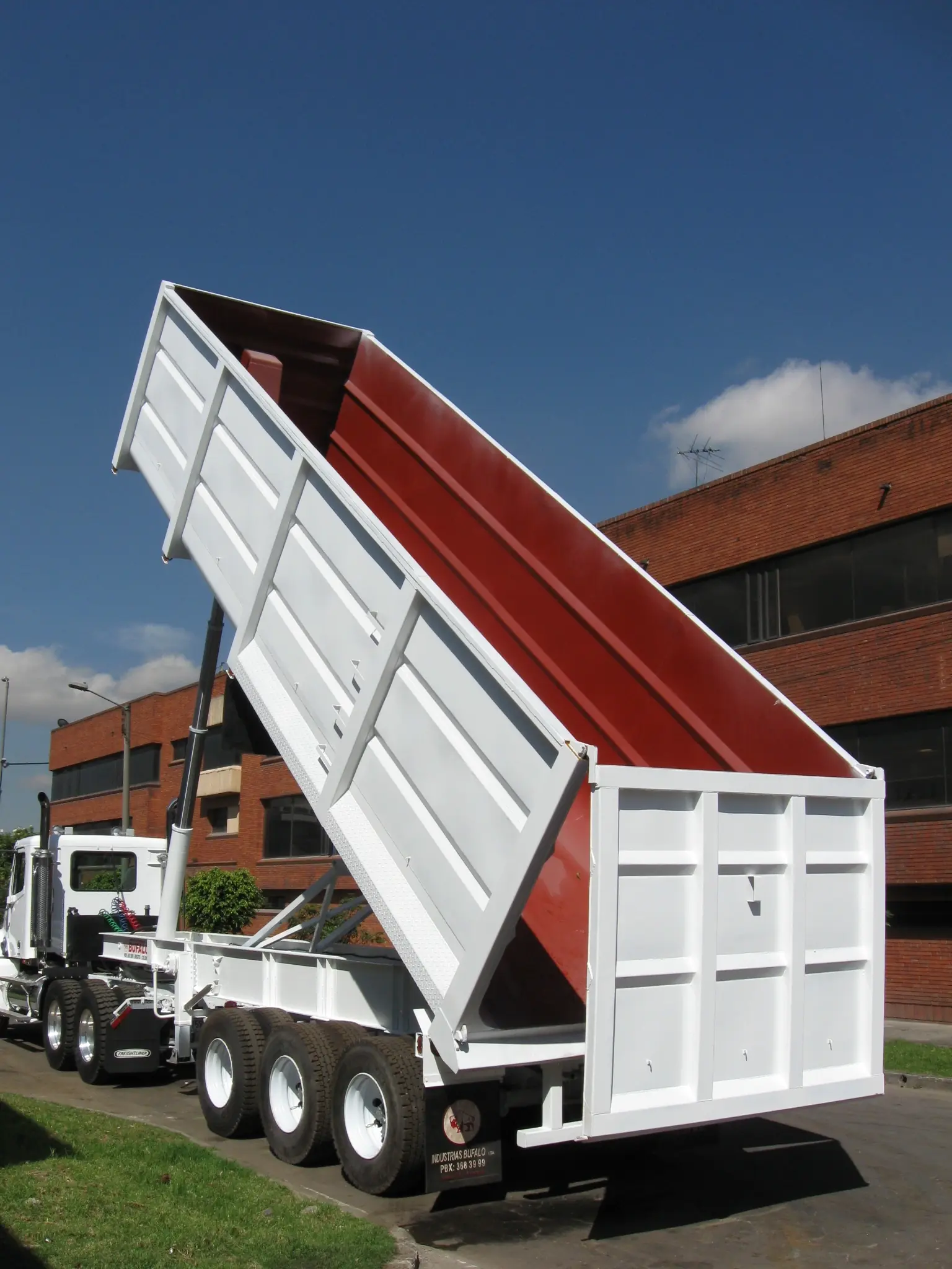 Semirremolque de volteo descargando material a granel