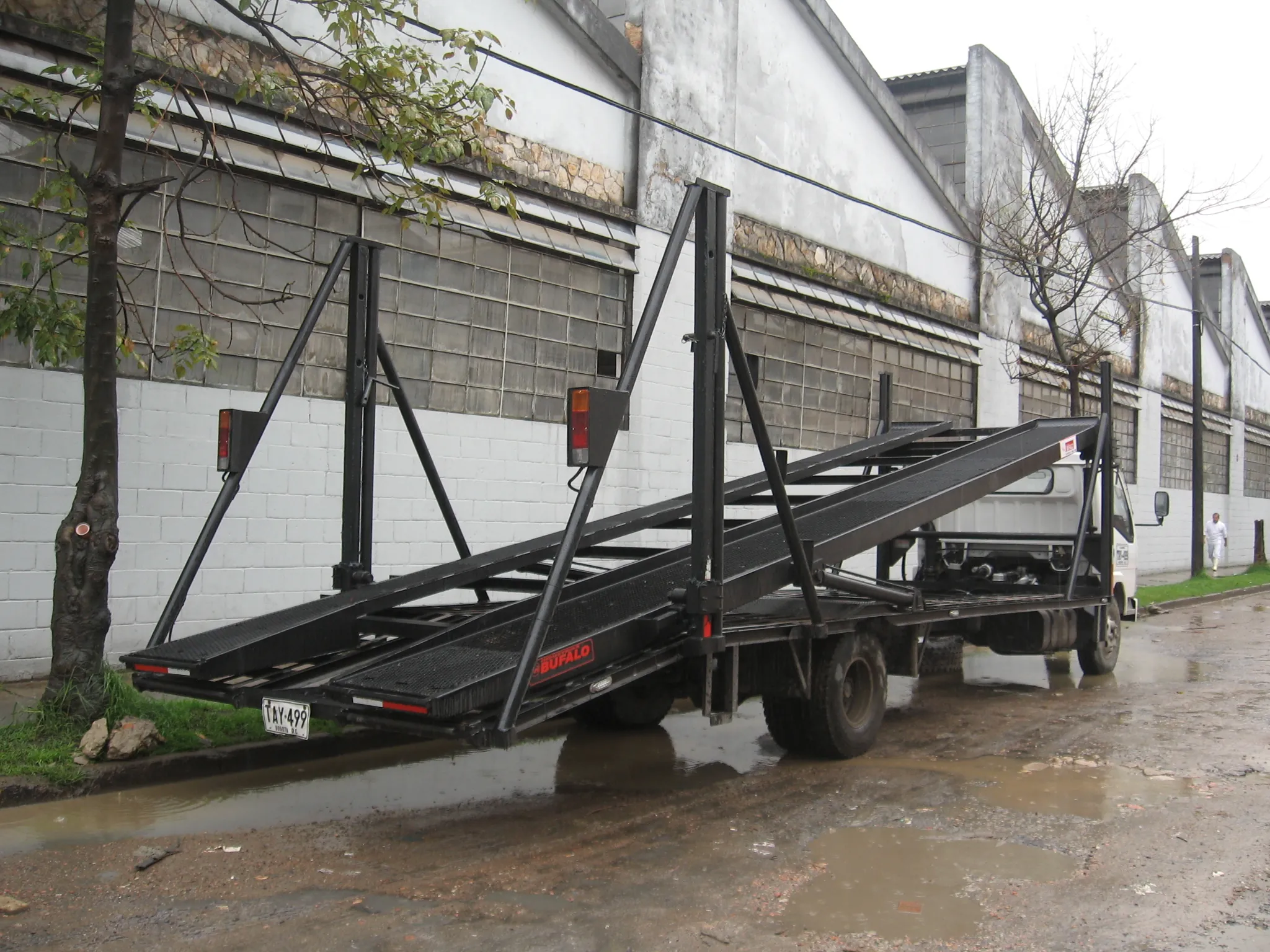 Trailer niñera cargado de motos